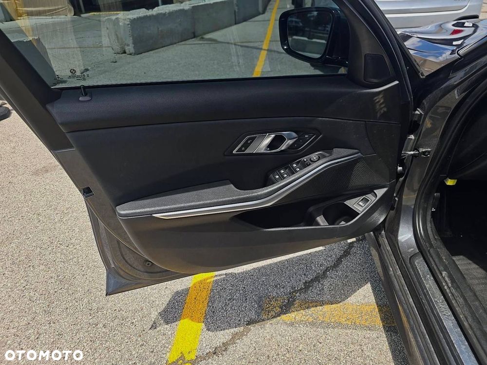 BMW Seria 3 330i xDrive Sport Line - 10