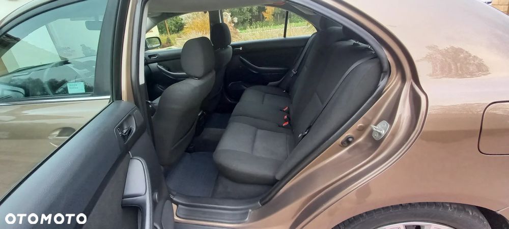 Toyota Avensis 1.8 VVT-i Luna - 13