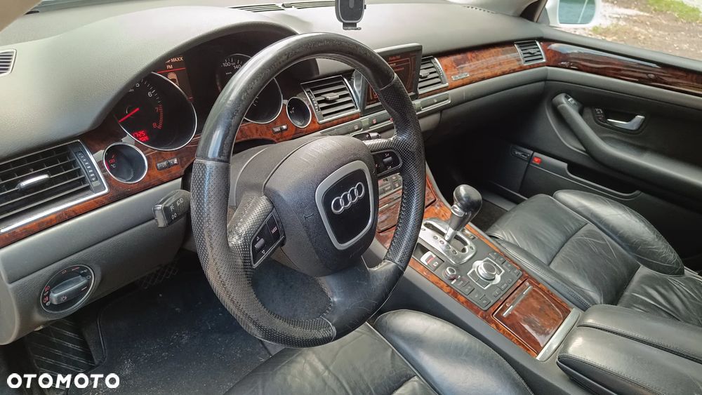 Audi A8 4.2 L Quattro - 11