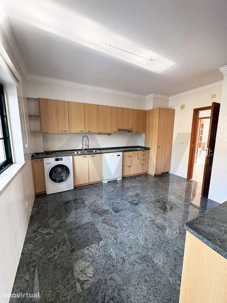 ARRENDA T3+1 Condomínio Privado | piscina, garagem e jardim centro Alc - Grande imagem: 3/34