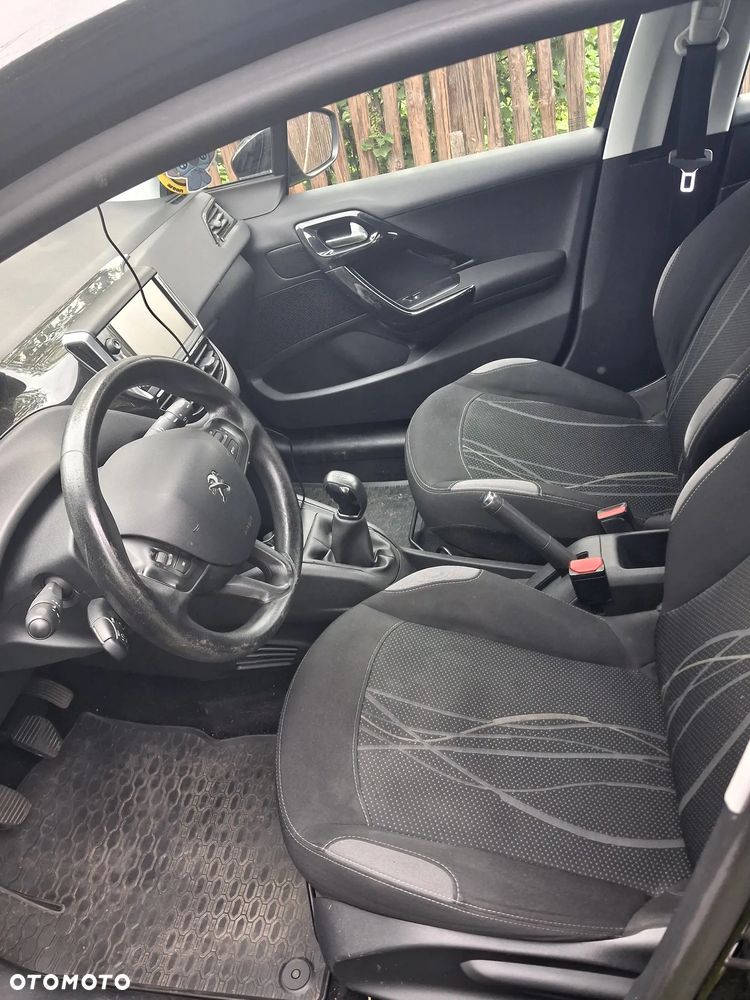 Peugeot 208 - 13
