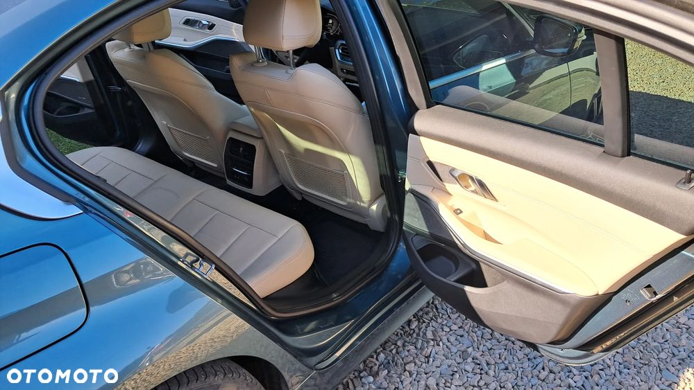 BMW Seria 3 330i M Sport - 27