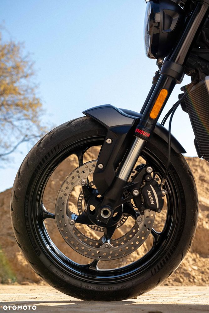 Triumph Trident - 25