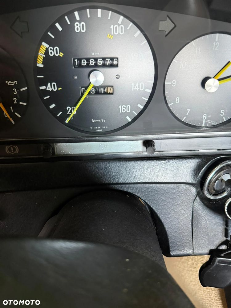 Mercedes-Benz W123 - 19
