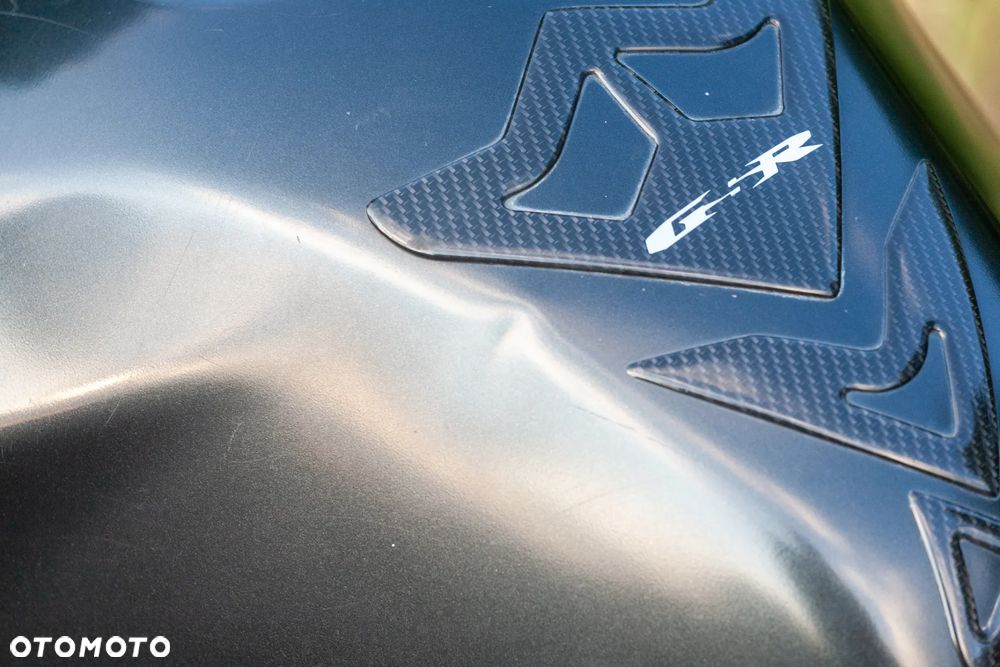 Suzuki GSR - 14