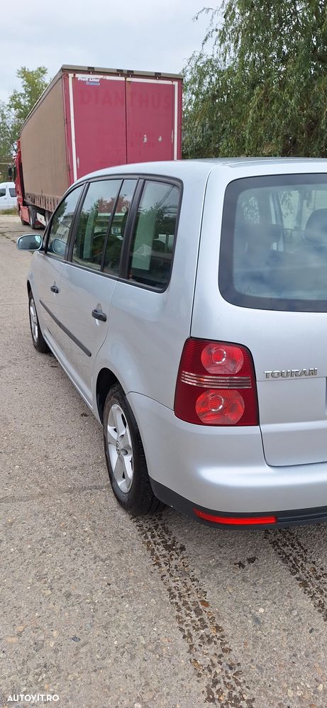Volkswagen Touran 1.9 TDI DPF Conceptline DSG - 4