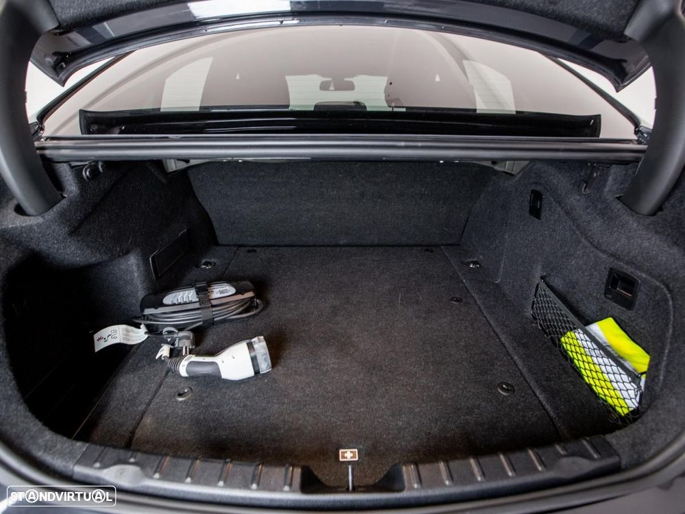 BMW 330 e iPerformance - 12