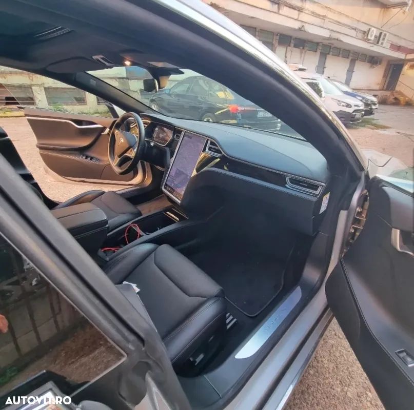 Tesla Model S - 5
