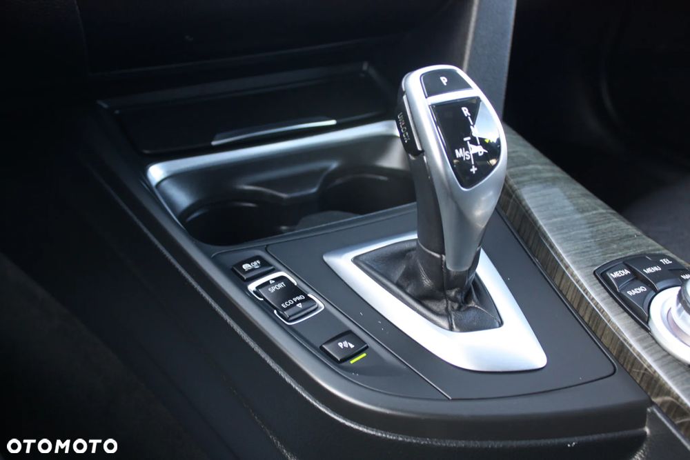 BMW Seria 3 328i Sport-Aut Luxury Line - 27