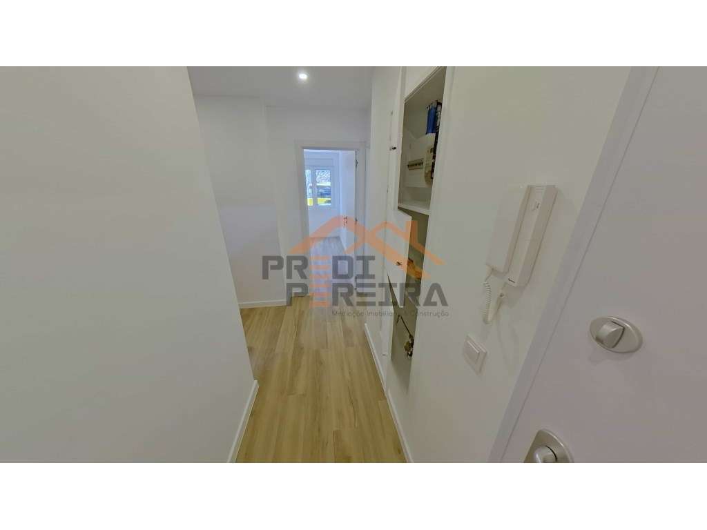 Apartamento T2, totalmente remodelado, situado em Queluz. - Grande imagem: 4/29