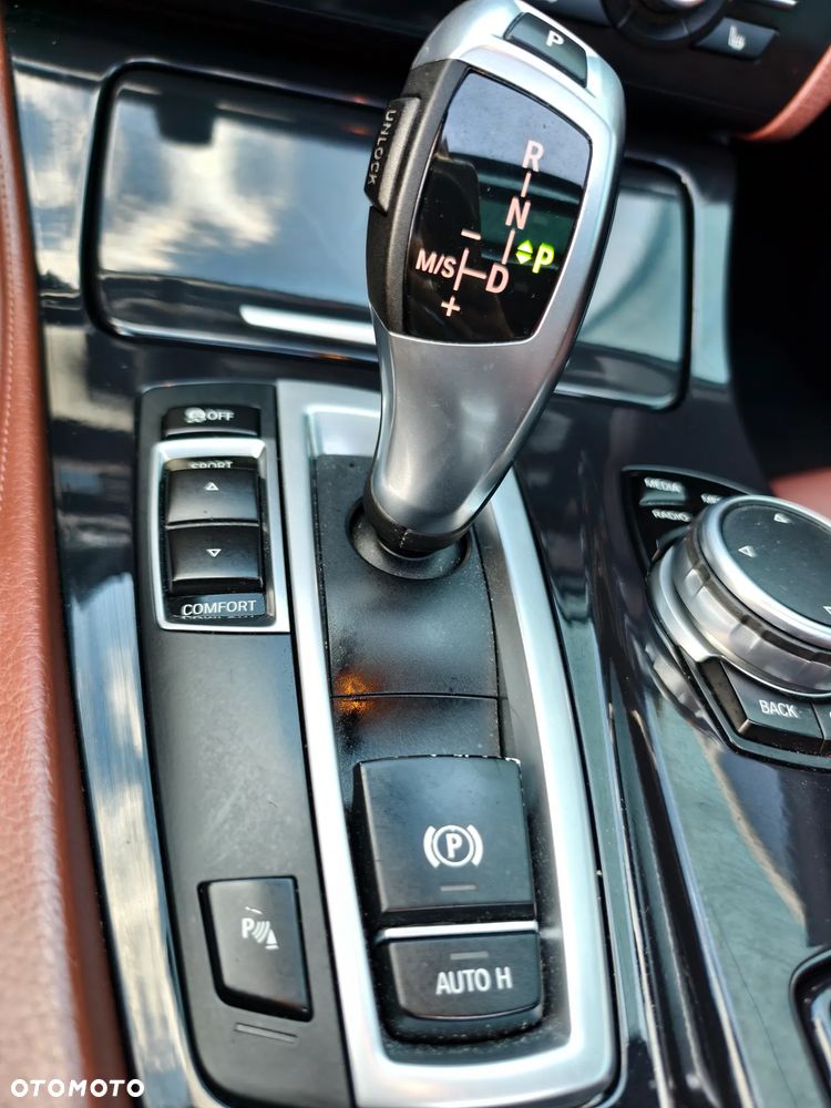 BMW Seria 5 525d Sport-Aut Luxury Line - 23