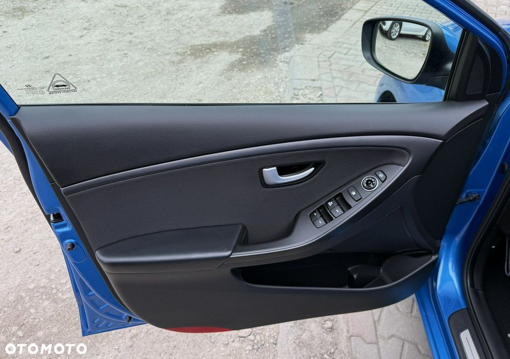 Hyundai i30 blue 1.4 Passion - 16