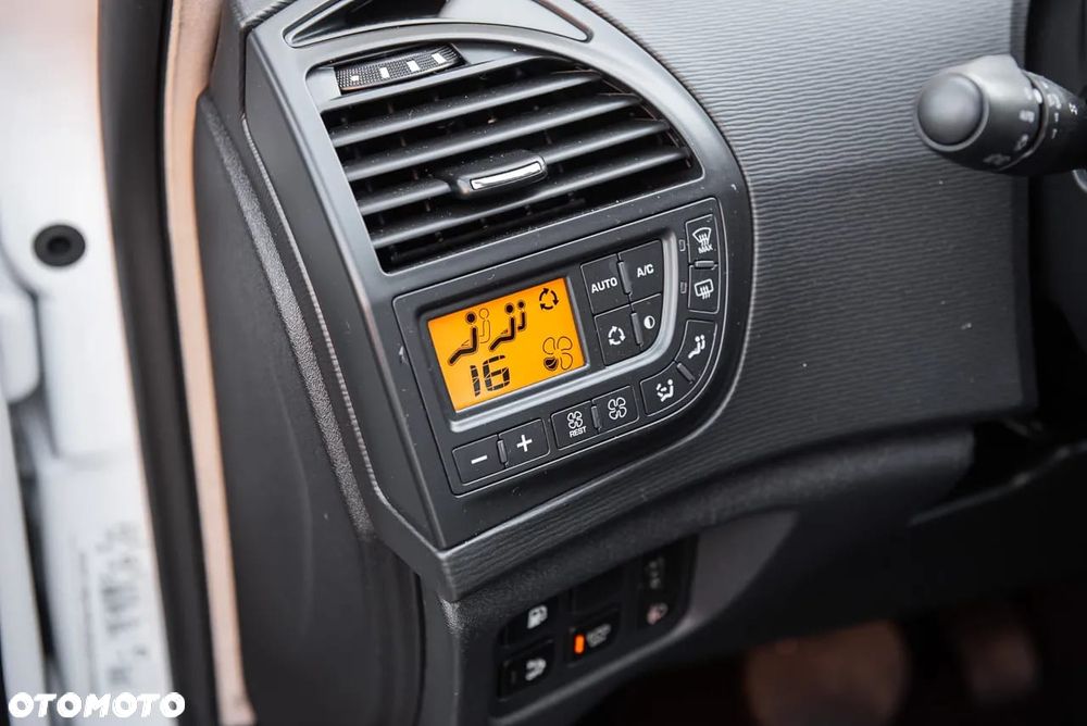 Citroën C4 Picasso 1.6 e-HDi FAP EGS6 Exclusive - 12