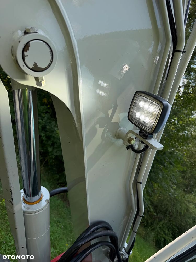 Takeuchi TB 260 Japońska Koparka Gąsienicowa 6 ton. Szybka maszyna i potężna moc. jak Nowa z Salonu 2020 rok. Niski Przebieg-2800mtg. KLIMATYZACJA. Nagłośnienie. Łyżka skarpowa oraz kopiąca. Szybko-złącze hydrauliczne. Yanmar silnik 4 cylindry! Maszyna z Norwegii. ani deka luzów i wycieków! OKAZJA Linia Hydr podwójna. Plus .Długie ramię PLUS. Oświetlenie LED dodatkowe. Zamki na tłokach. Wielka Okazja! Pełne sterowanie z dżojstików!! Aktualna DEKRA! - 25