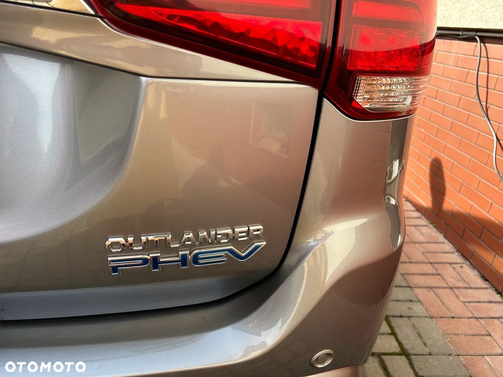 Mitsubishi Outlander 2.4 4WD Plug-In Hybrid - 10