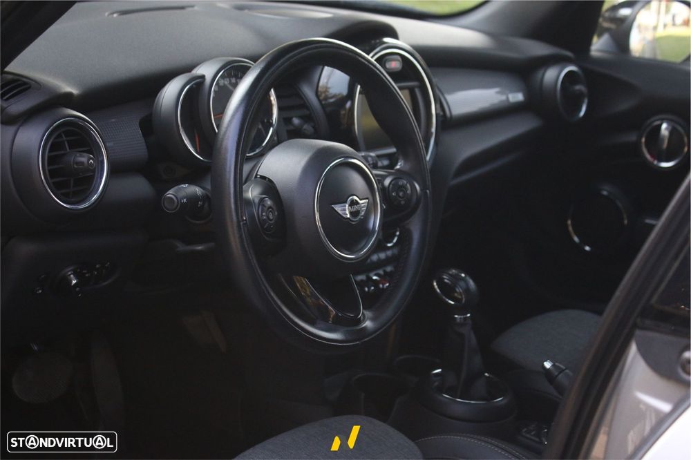MINI 5 Portas Cooper D Auto - 31