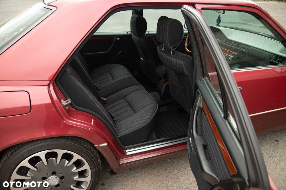 Mercedes-Benz W124 1993 photo 5