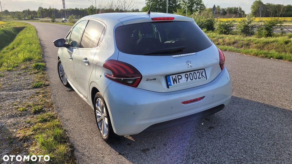 Peugeot 208 - 8
