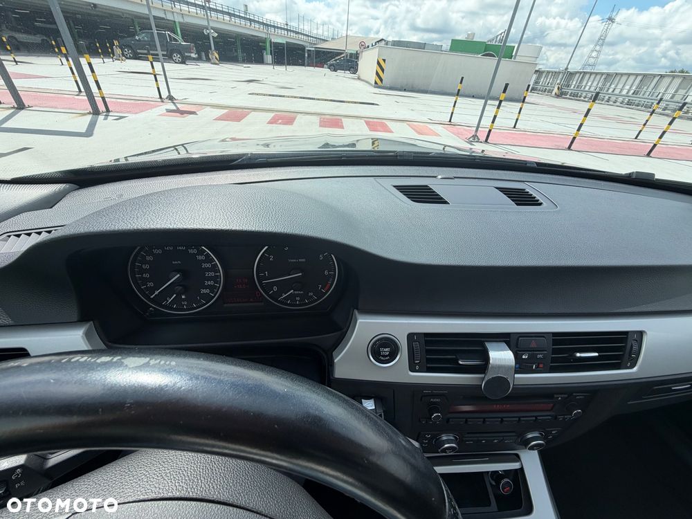 BMW Seria 3 318i - 23