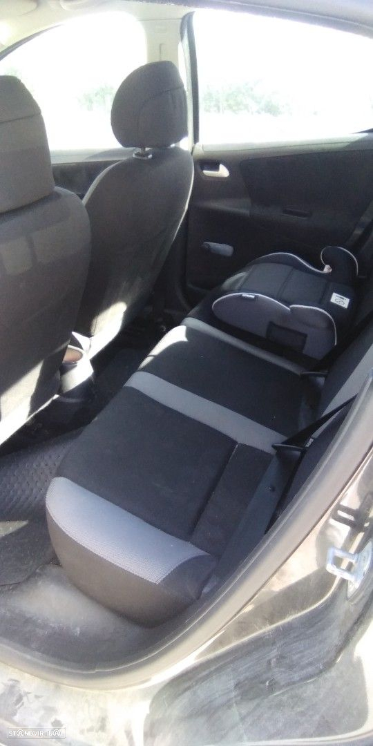 Peugeot 207 1.4i de 2007 disponível para peças - 8