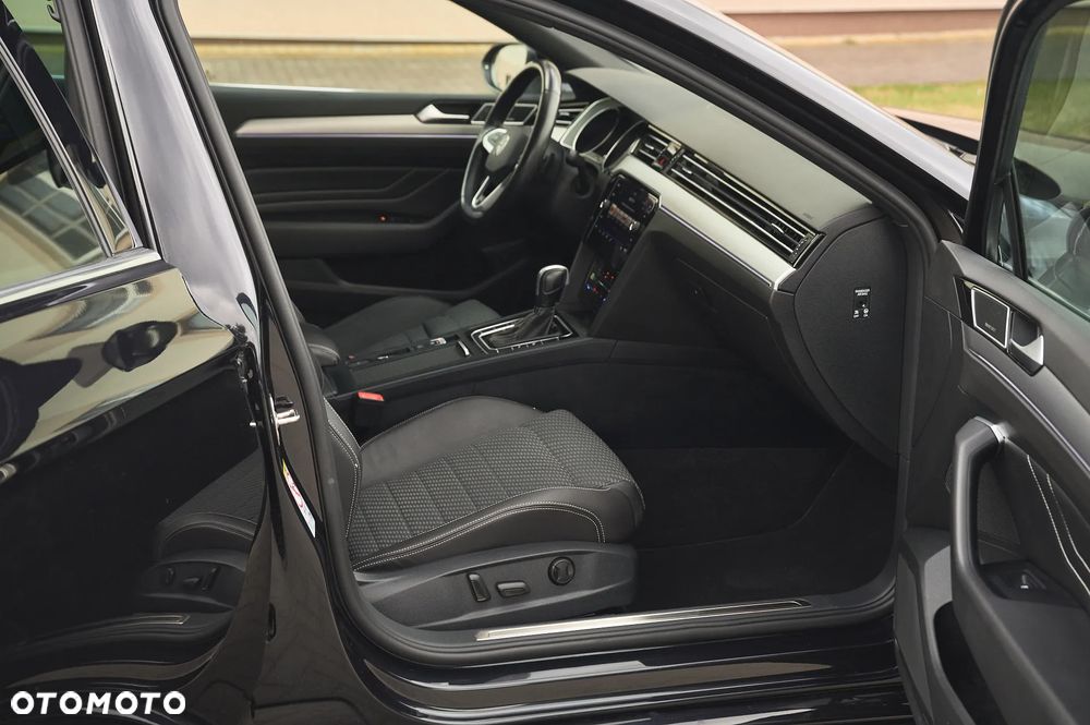 Volkswagen Passat Variant 2.0 TDI SCR DSG R-Line - 20