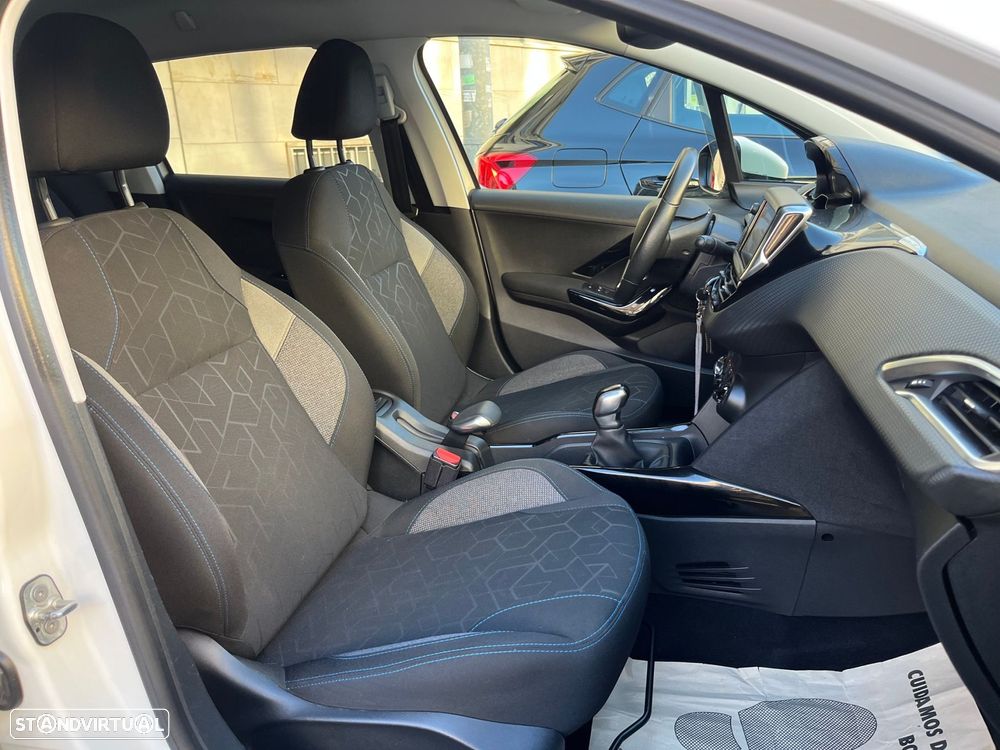 Peugeot 2008 1.5 BlueHDi Signature - 15