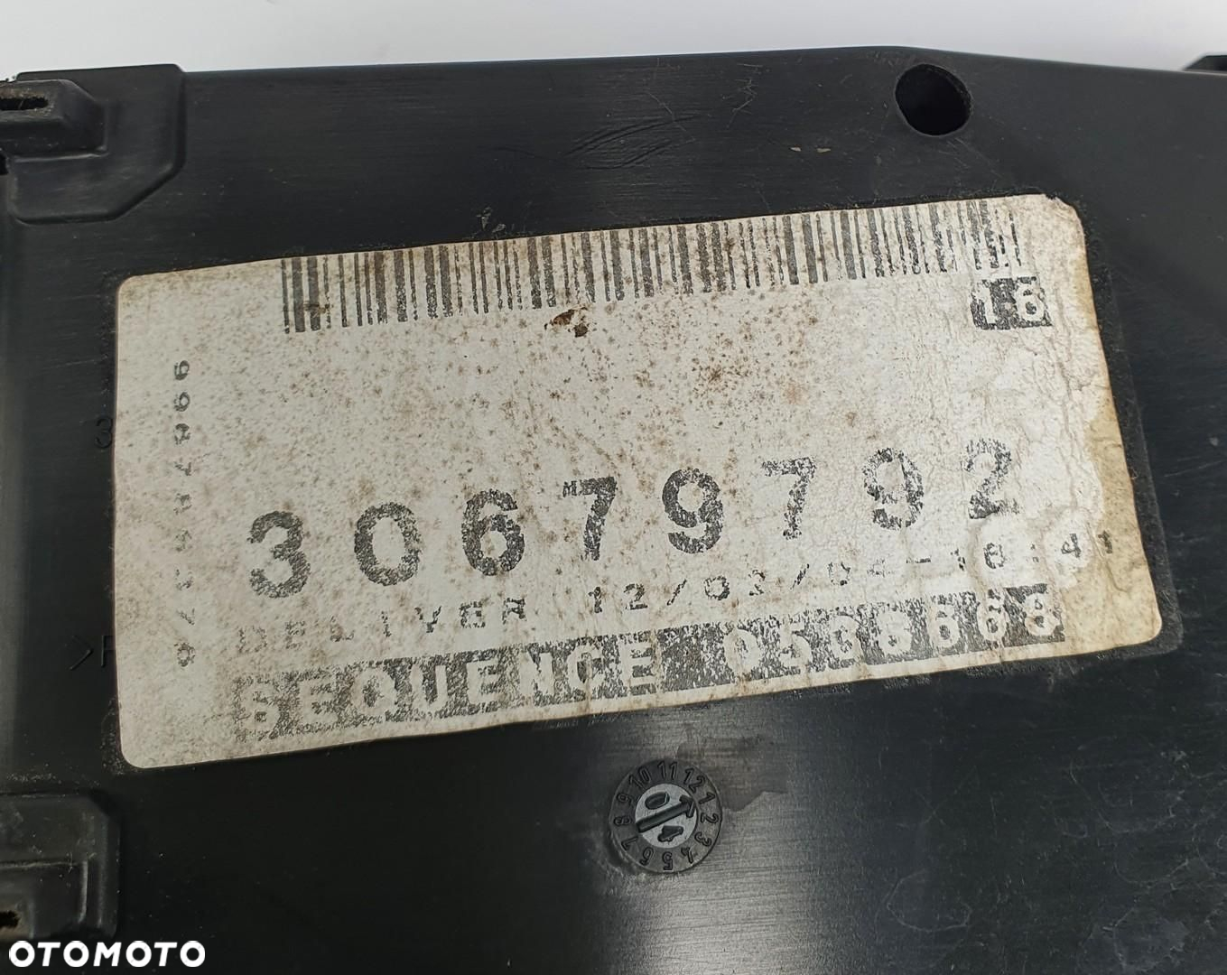 SKRZYNKA BEZPIECZNIKÓW VOLVO V50 30679792 - 6