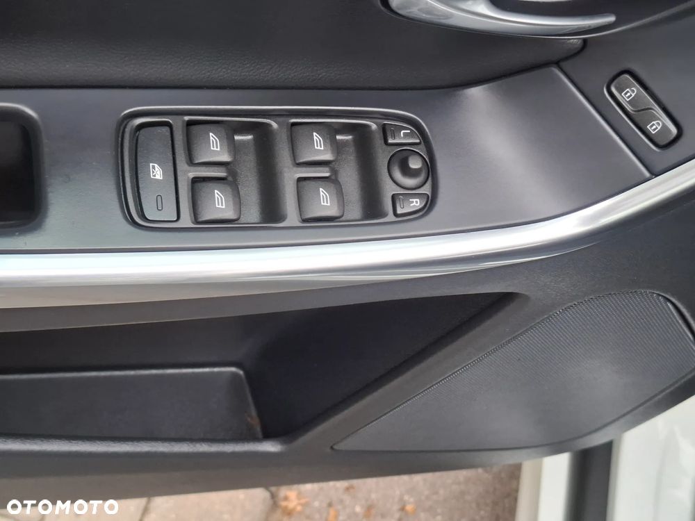 Volvo XC 60 D3 Drive-E R-Design Kinetic - 19