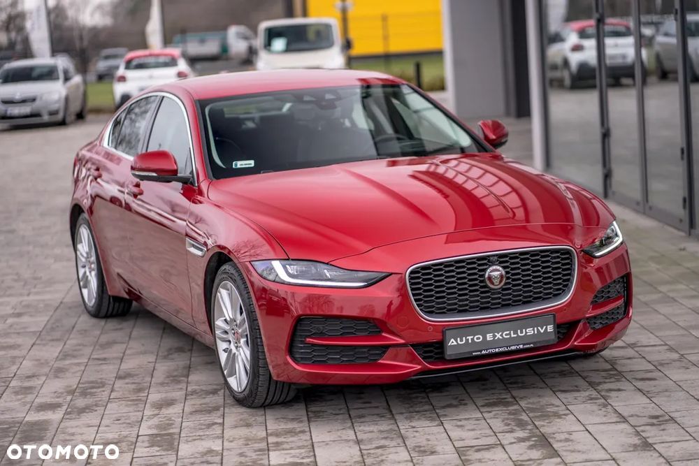 Jaguar XE 2.0 D180 HSE - 33