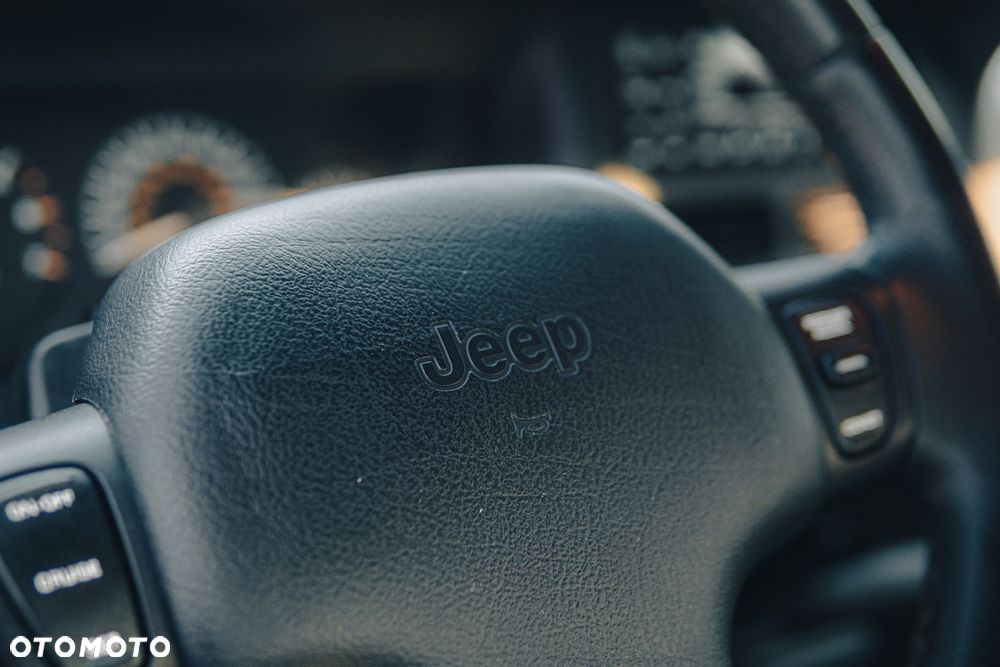 Jeep Grand Cherokee - 24