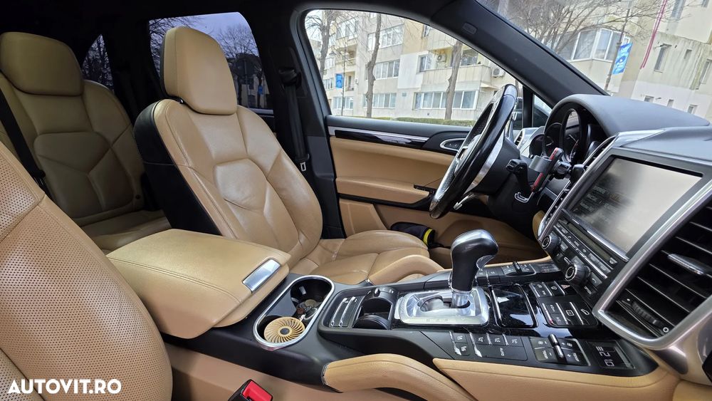Porsche Cayenne 3.0 L - 7
