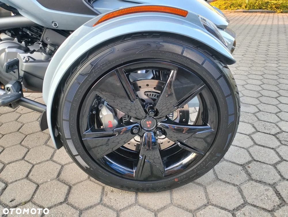 Can-Am Spyder - 10