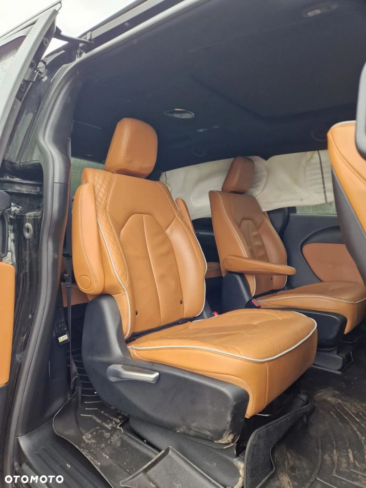 Chrysler Pacifica - 11