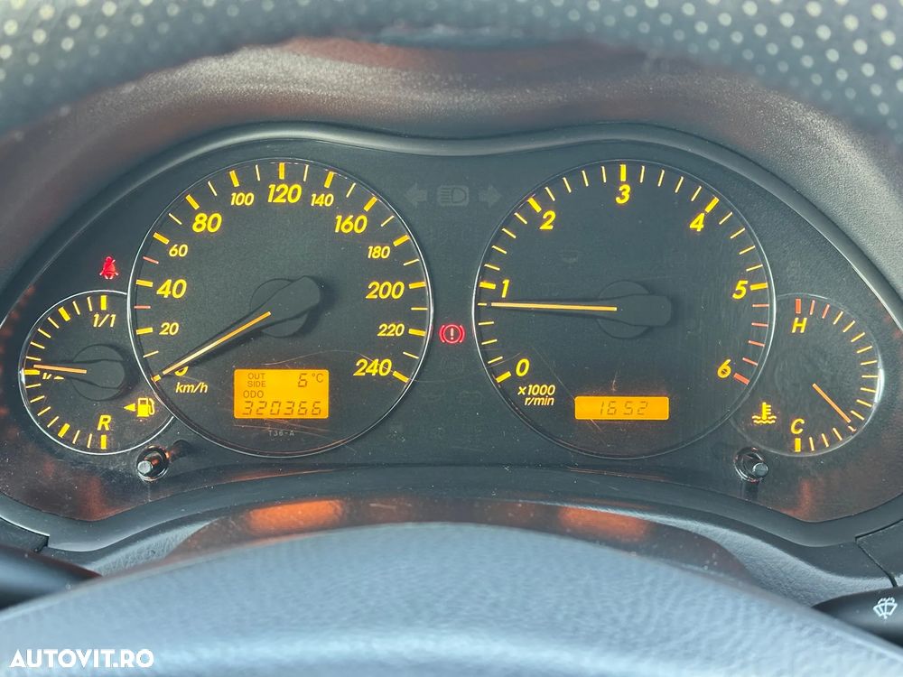 Toyota Avensis 2.0 D-4D Combi Executive - 13