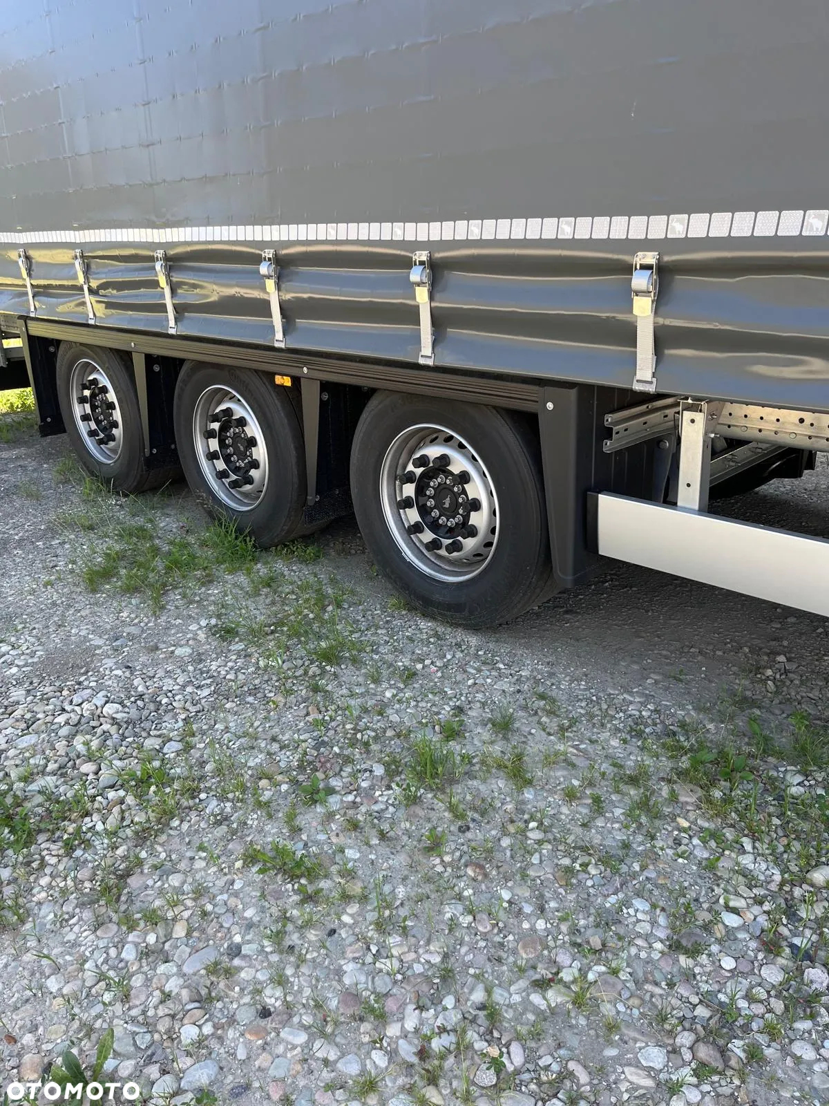Schmitz Cargobull Schmitz Cargobull SCS MB Varios - koła 385/55 R22,5 - 3