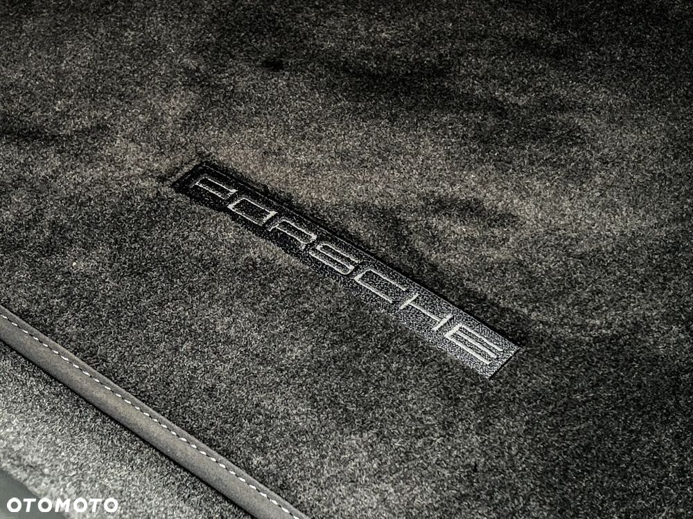 Porsche 911 Carrera 4 GTS Cabrio - 12