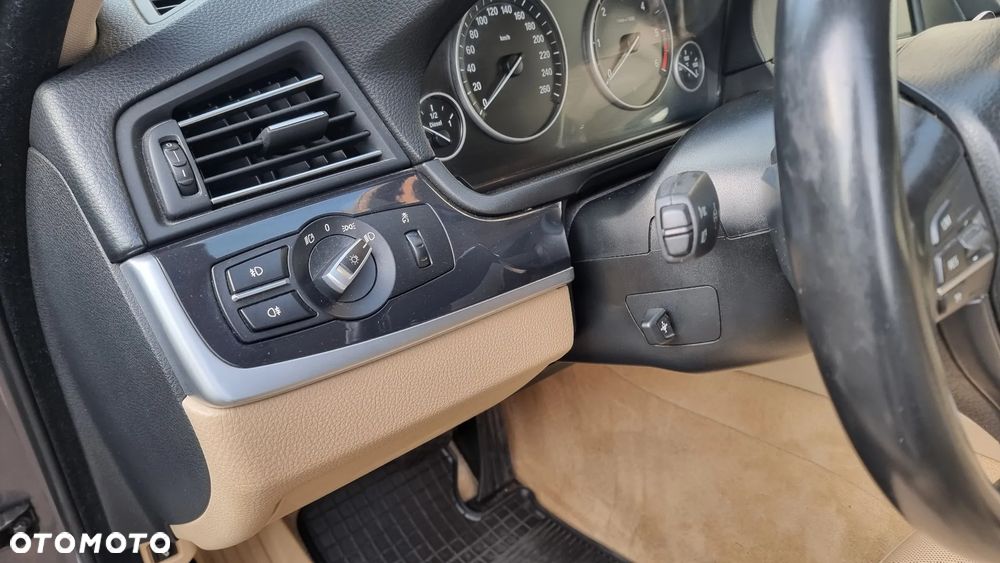 BMW Seria 5 525d xDrive - 9