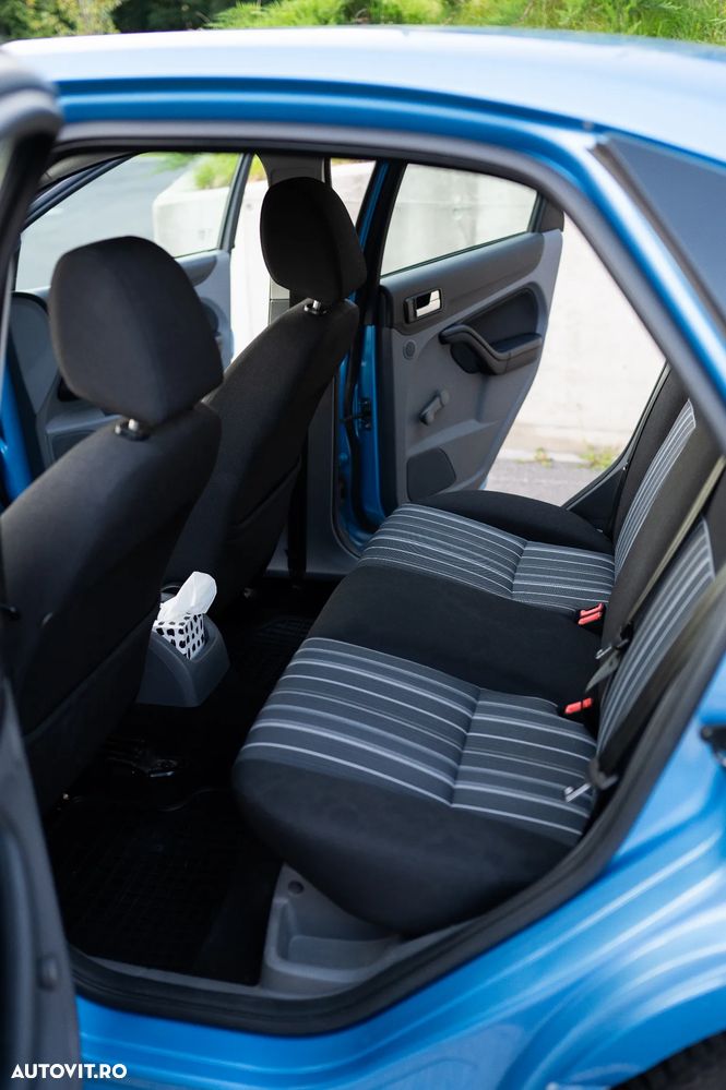 Ford Focus 1.6 16V Trend - 12