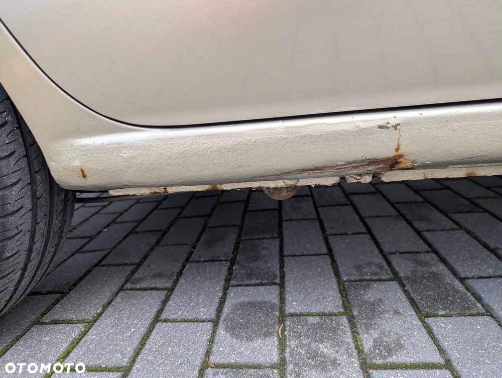 Nissan Almera 1.5 Base - 8