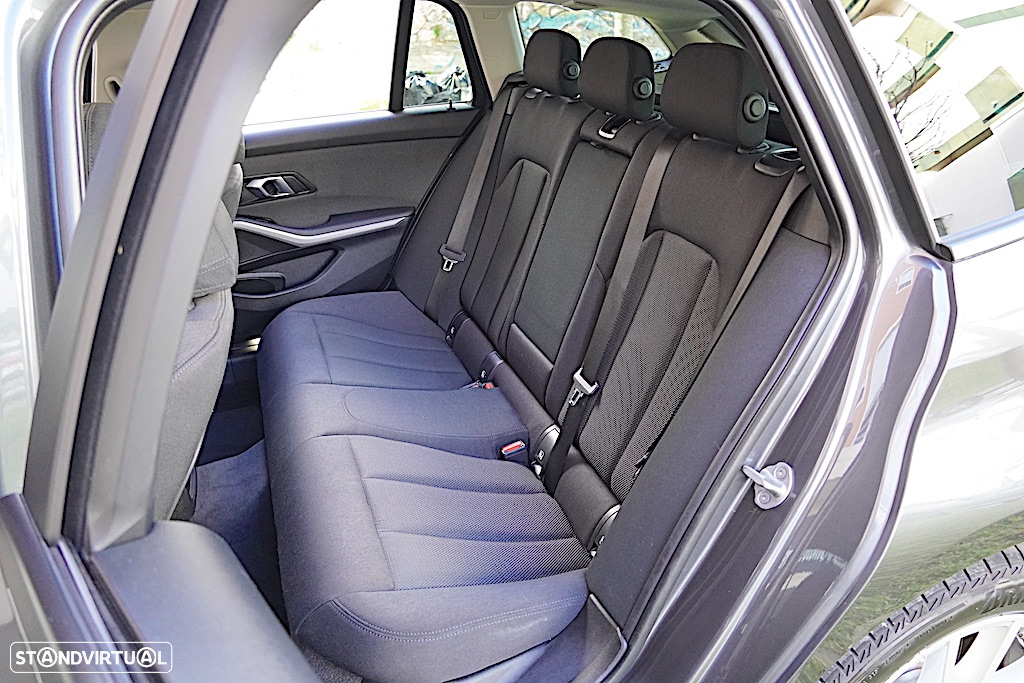 BMW 330 e Touring Auto - 24
