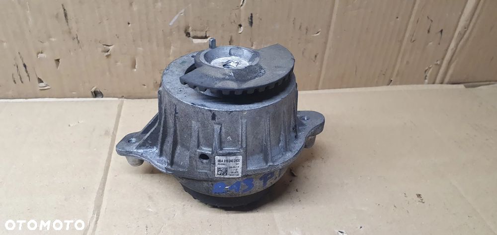 Łapa poduszka silnika Mercedes E-Klasa W213 3.0 CDI A2132402500 - 2