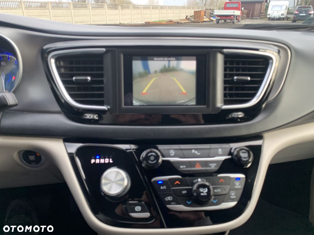 Chrysler Pacifica - 30