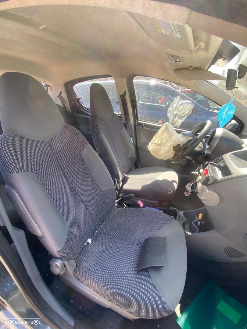 Peugeot 107 1.0i de 2006 disponível para peças - 8