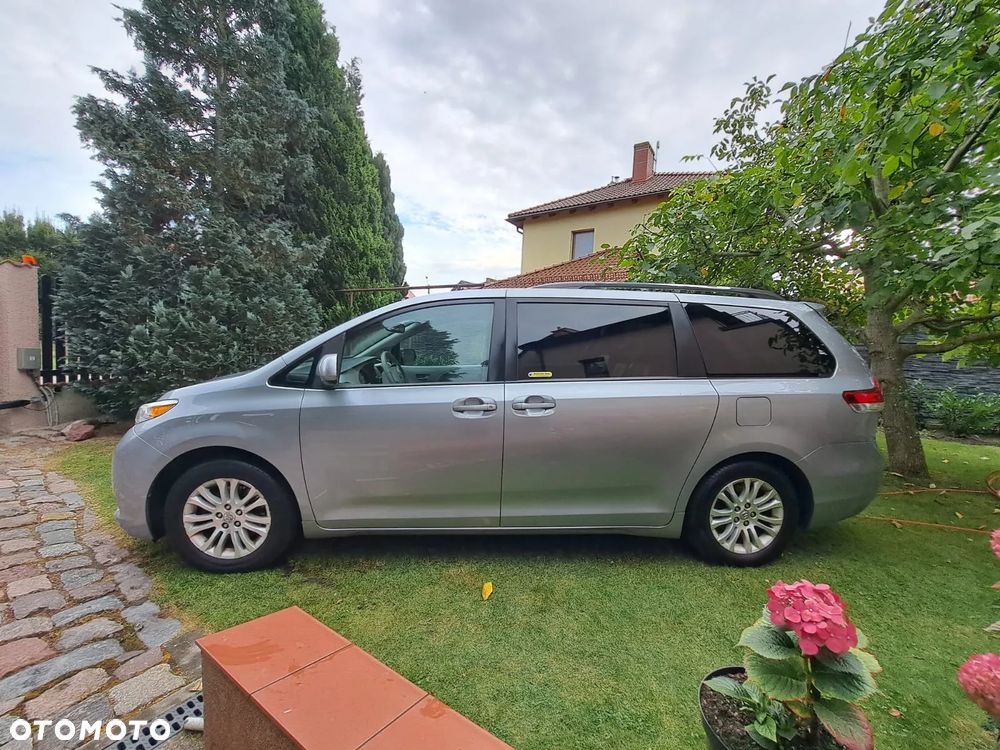Toyota Sienna - 4