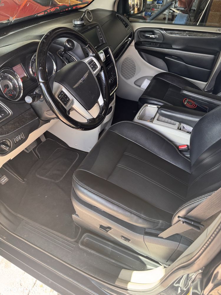 Chrysler Town & Country - 7