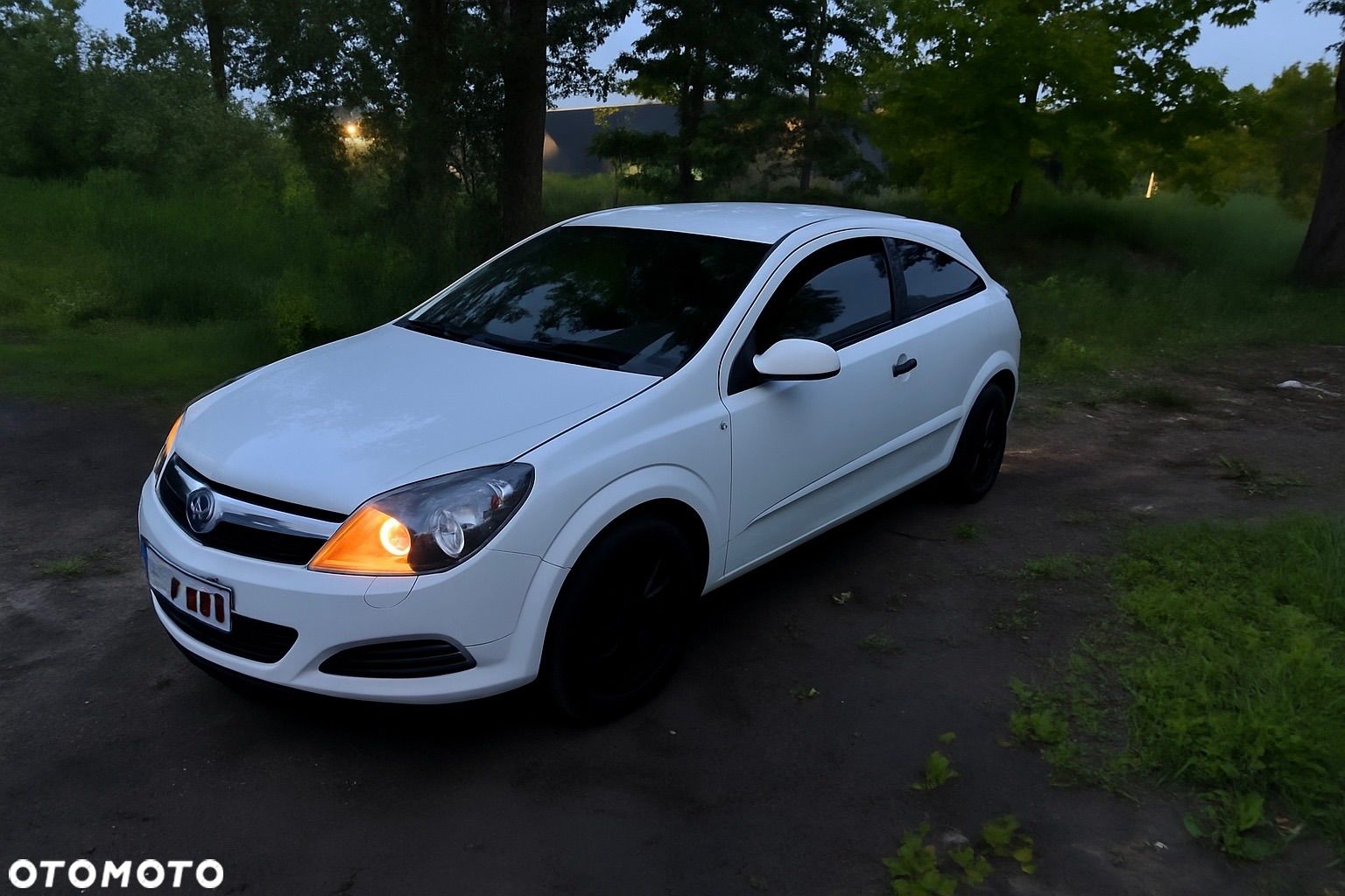 Opel Astra GTC 1.6 Black&White - 1