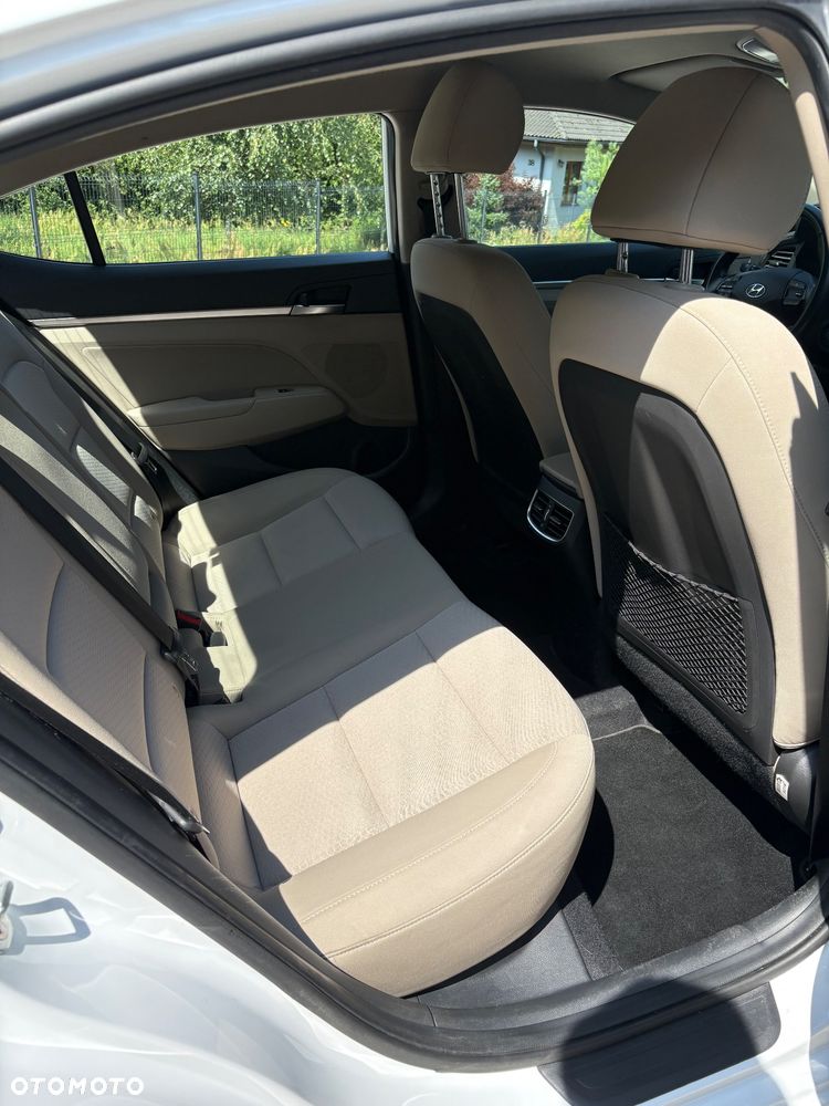 Hyundai Elantra 1.6 Comfort - 10