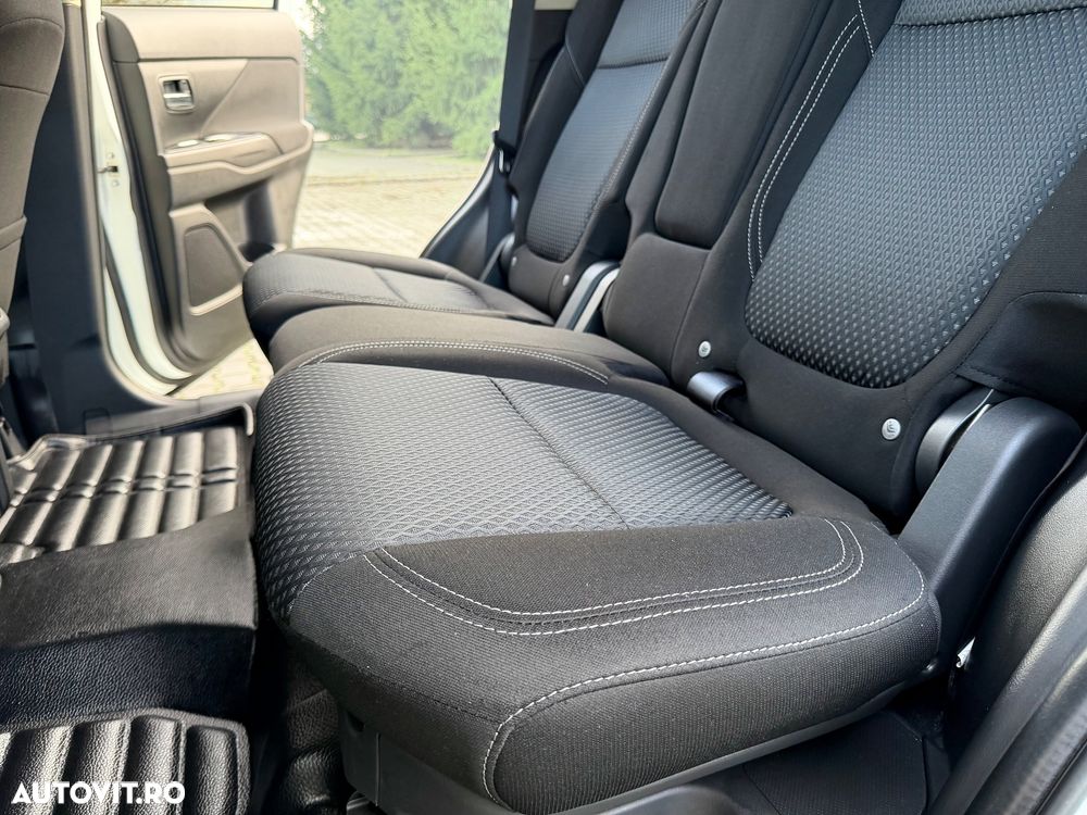 Mitsubishi Outlander 2.4 4WD Plug-In Hybrid - 12