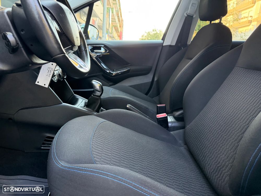 Peugeot 208 1.2 PureTech Signature - 24