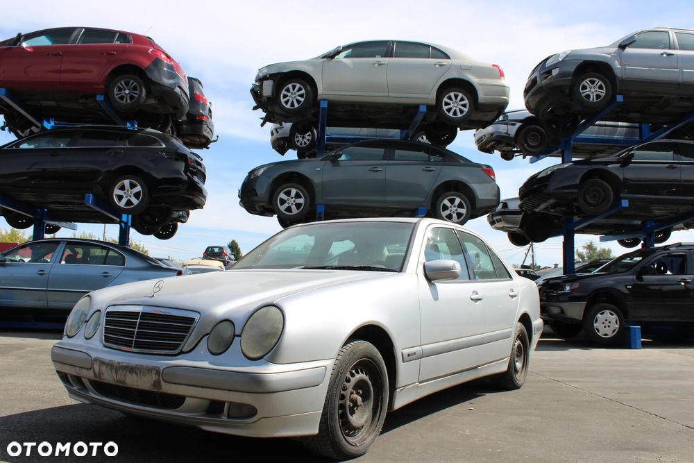 Mercedes W210 Sedan  Maska 744 Drzwi - 1